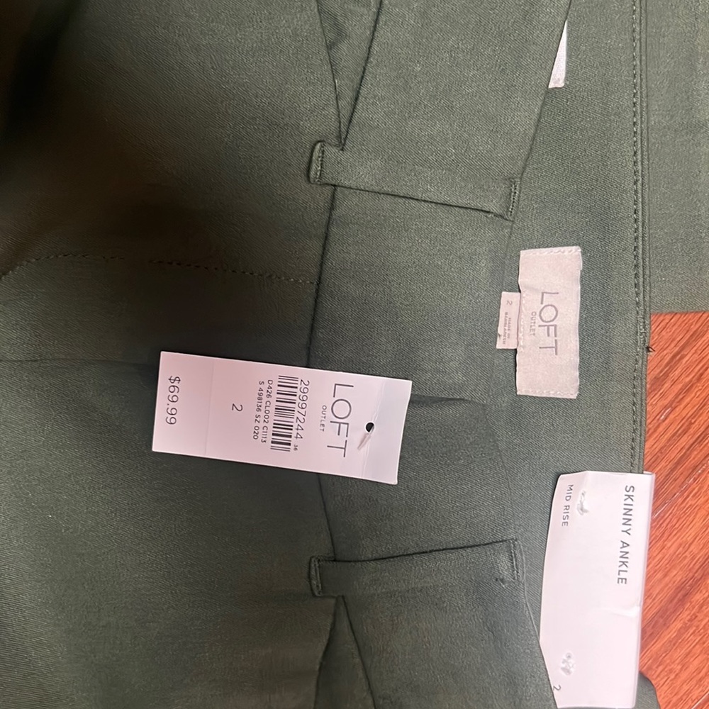 Loft skinny ankle mid rise pants. Size 2 Green in color.